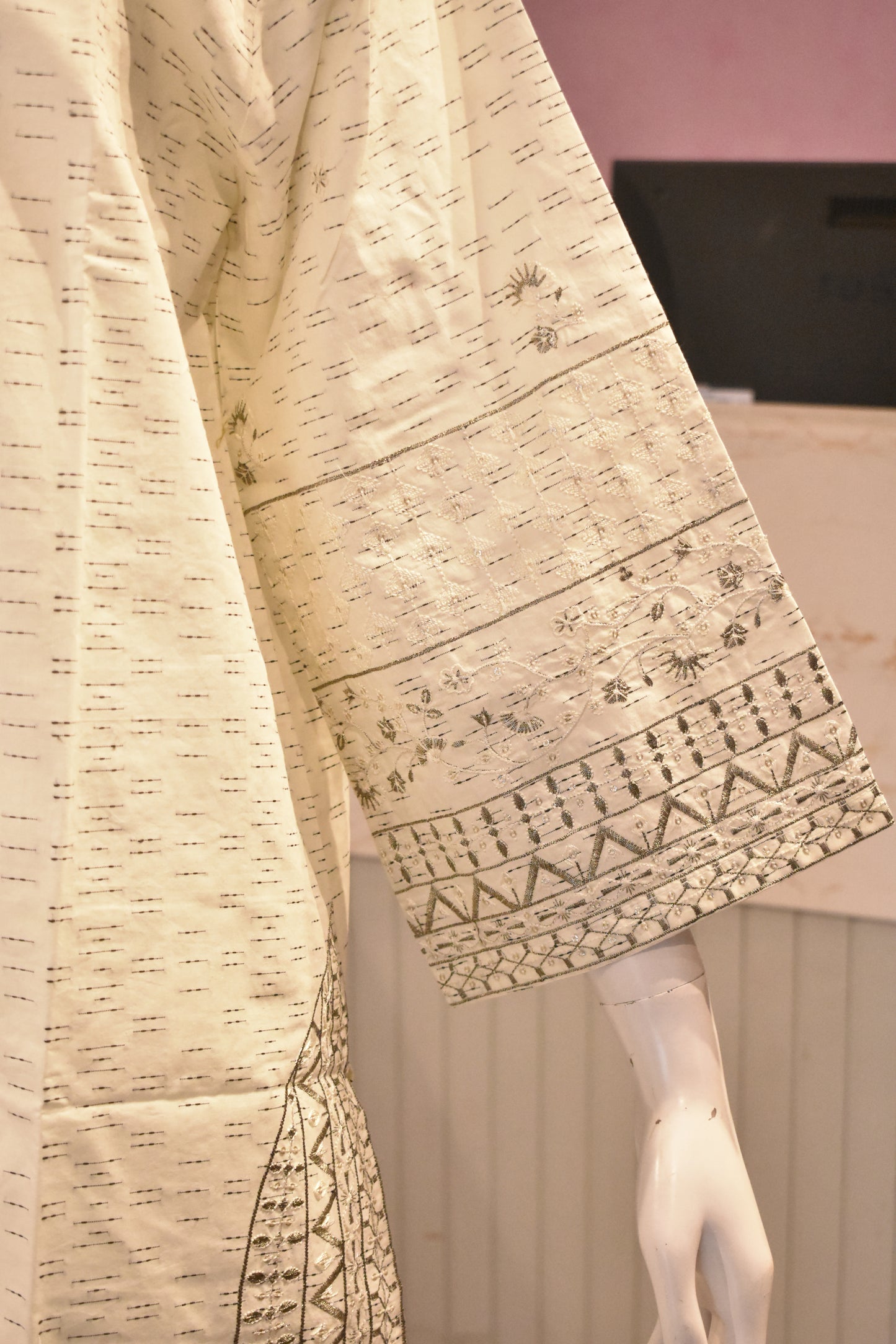 Embroidered Cotton Lawn 3-Piece Suit – Ivory Elegance